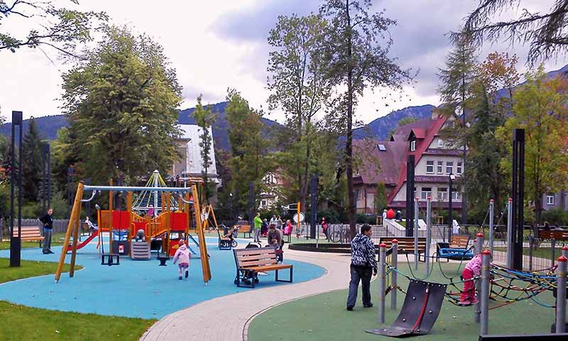 Plac zabaw dla dzieci w parku miejskim w Zakopanem