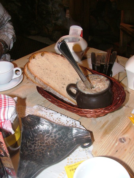 Chleb ze smalcem na stole