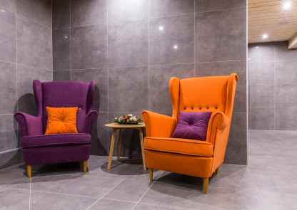 Fioletowy i pomaranczowy fotel 