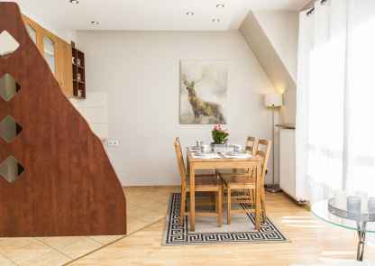 Apartament Diamentowy - drewniany stół z krzesłami