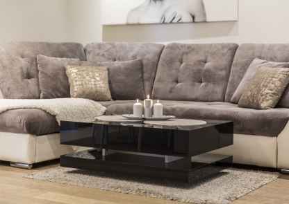 Apartament Madonna - czarny kawowy stolik i sofa