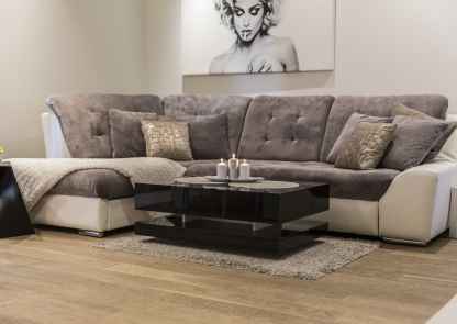 Apartament Madonna - salon z sofą i stolikiem kawowym