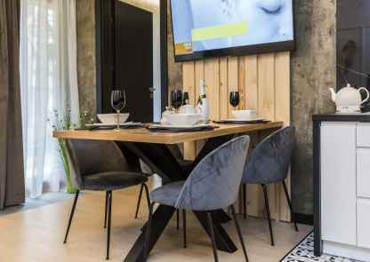 Apartament Anielski Świt - drewniany stół z krzesłami