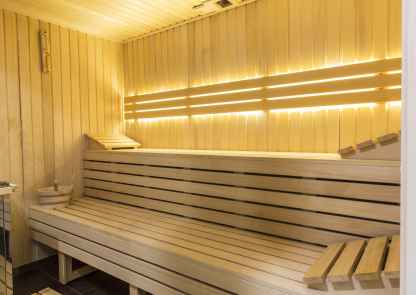 Royal Resort - drewniane ławki w saunie