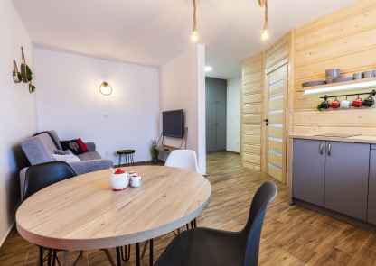 Apartament Zborowskiego - drewniany stół z krzesłami