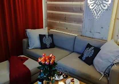Apartament Tatrzański Świt - salon - duża szara sofa, drewniany stolik kawowy